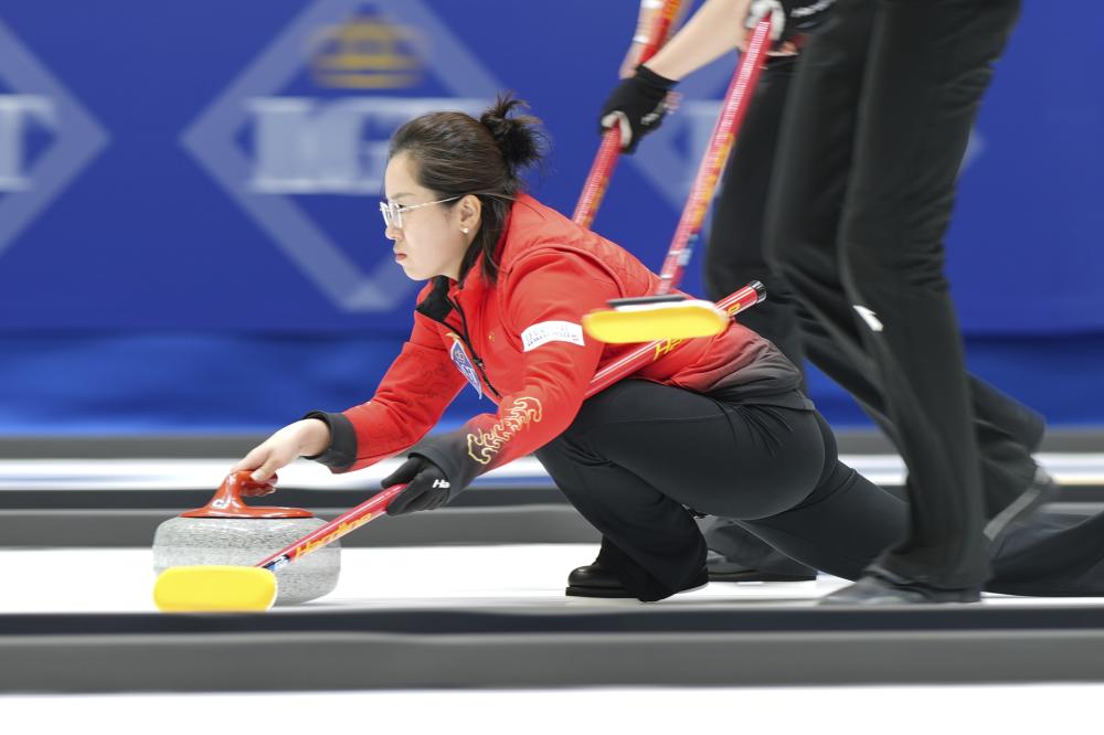 足球巴萨主帅称赞中场新核：不可替代